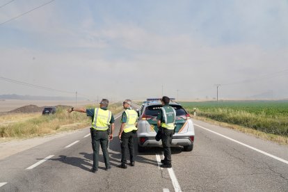Acceso cortado por el humo provocado por el. Incendio en las inmediaciones de la localidad vallisoletana de Íscar.
