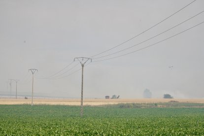 Acceso cortado por el humo provocado por el. Incendio en las inmediaciones de la localidad vallisoletana de Íscar.