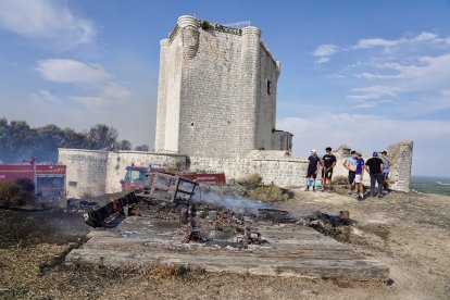 Acceso cortado por el humo provocado por el. Incendio en las inmediaciones de la localidad vallisoletana de Íscar.