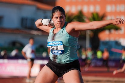 La lanzadora de peso Tilena Martínez.