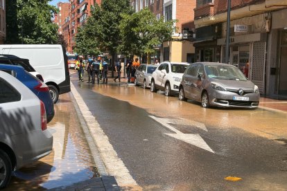 El reventón de una tubería inunda la calle Portillo de Balboa  deja sin suministro agua a los vecinos