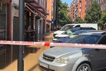 El reventón de una tubería inunda la calle Portillo de Balboa  deja sin suministro agua a los vecinos