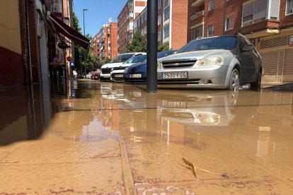 El reventón de una tubería inunda la calle Portillo de Balboa deja sin suministro agua a los vecinos