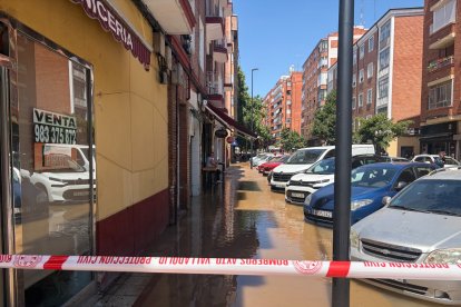 El reventón de una tubería inunda la calle Portillo de Balboa deja sin suministro agua a los vecinos