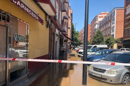 El reventón de una tubería inunda la calle Portillo de Balboa deja sin suministro agua a los vecinos