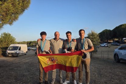 Equipo junior en el pódium
