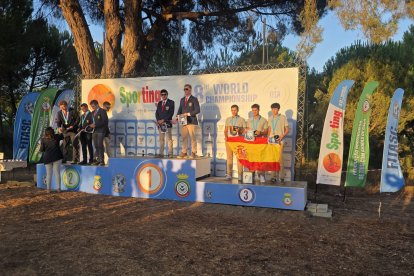 Equipo junior en el pódium
