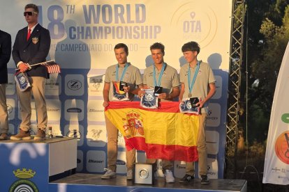 Equipo junior con los dos vallisoletanos Balmori, padre e hijo en el mundial.