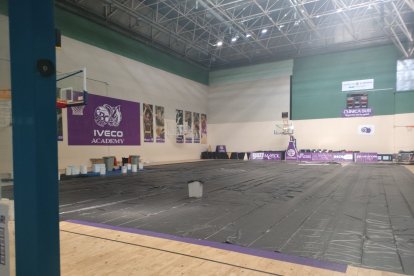 Vista del frontón, con la lona cubriendo el parquet por la obra.