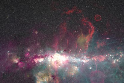 Imagen del centro galáctico obtenida a partir de las observaciones realizadas con distintos telescopios