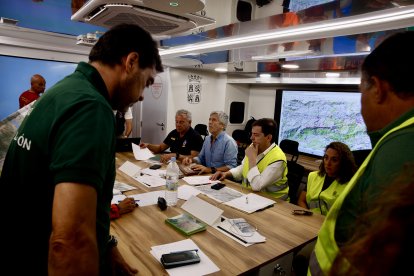 Marlaska y Mañueco en la reunión del Cecod, en el Puesto de Mando Avanzado (PMA), en Navaluenga.