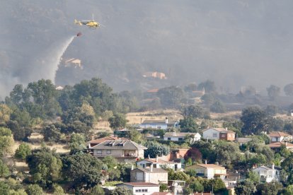 Un helicóptero interviene en el dispositivo de extinción del incendio de Burgohondo