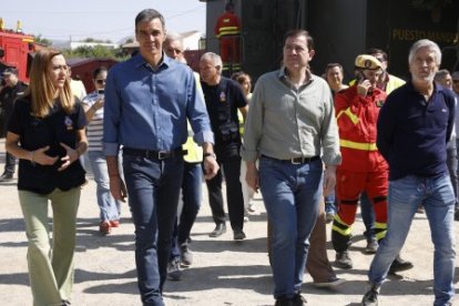 Virginia Barcones, Pedro Sánchez, Alfonso Fernández Mañueco y Fernando Grande-Marlaska en el puesto de Navaluenga