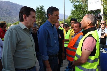 Pedro Sánchez junto a Alfonso Fernández Mañueco en el puesto de mando de Navaluenga