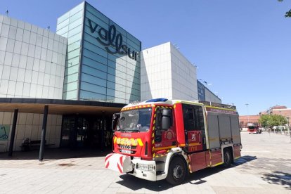Los bomberos acuden al incendio en Vallsur.