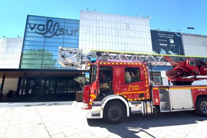 Los bomberos acuden al incendio en Vallsur.
