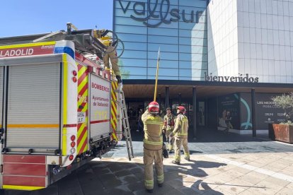 Los bomberos acuden al incendio en Vallsur.