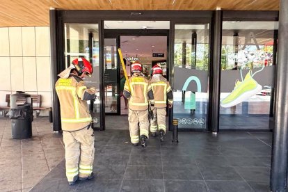 Los bomberos acuden al incendio en Vallsur.