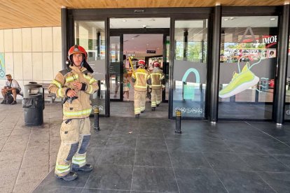 Los bomberos acuden al incendio en Vallsur.