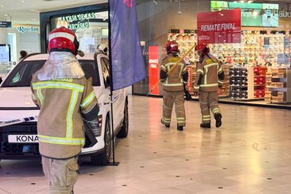 Los bomberos acuden al incendio en Vallsur.