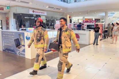 Los bomberos acuden al incendio en Vallsur.