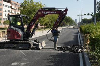Obras en la avenida de Salamanca con corte al tráfico rodado por la red de calor.