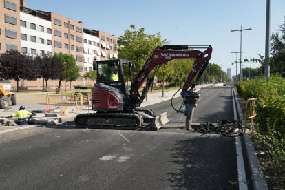 Obras en la avenida de Salamanca con corte al tráfico rodado por la red de calor.
