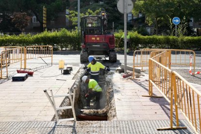 Obras en la avenida de Salamanca con corte al tráfico rodado por la red de calor.