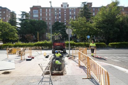 Obras en la avenida de Salamanca con corte al tráfico rodado por la red de calor.