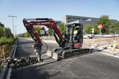 Obras en la avenida de Salamanca con corte al tráfico rodado por la red de calor.