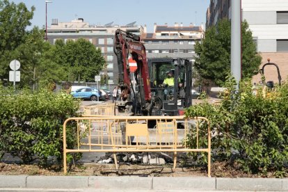 Obras en la avenida de Salamanca con corte al tráfico rodado por la red de calor.