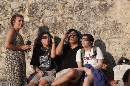 Centenares de personas contemplan el eclipse total de Sol desde Tiedra (Valladolid)