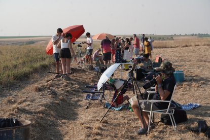 Centenares de personas contemplan el eclipse total de Sol desde Tiedra (Valladolid)