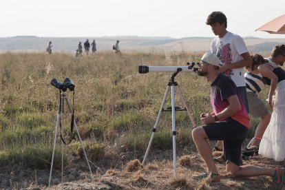 Centenares de personas contemplan el eclipse total de Sol desde Tiedra (Valladolid)