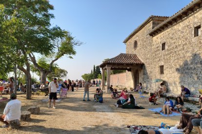 Centenares de personas contemplan el eclipse total de Sol desde Tiedra (Valladolid)