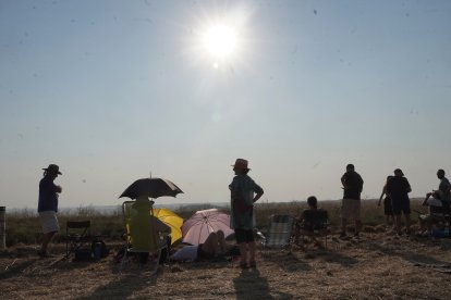 Centenares de personas contemplan el eclipse total de Sol desde Tiedra (Valladolid)