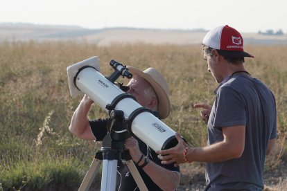 Centenares de personas contemplan el eclipse total de Sol desde Tiedra (Valladolid)