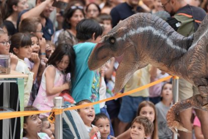 Un momento de la aparición del Velociraptor en el espectáculo.