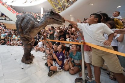 Un momento de la aparición del Velociraptor en el espectáculo.