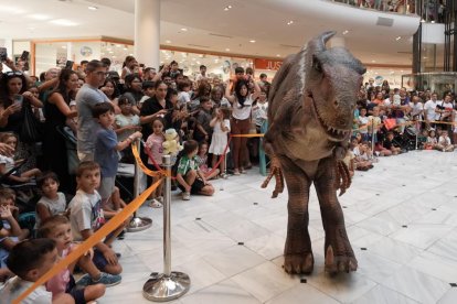 Un momento de la aparición del Velociraptor en el espectáculo.