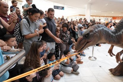 Un momento de la aparición del Velociraptor en el espectáculo.