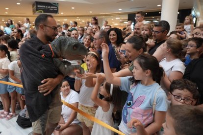 Un momento de la aparición del Velociraptor en el espectáculo.