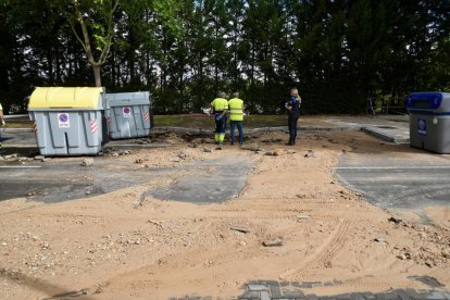 Reventón de una tubería en la calle Padre Llanos del barrio de Parquesol.
