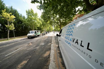 Reventón de una tubería en la calle Padre Llanos del barrio de Parquesol.