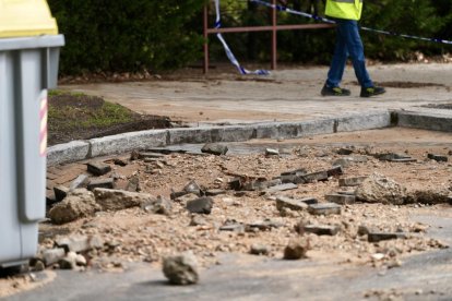 Reventón de una tubería en la calle Padre Llanos del barrio de Parquesol.