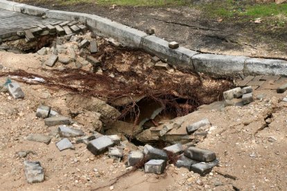 Reventón de una tubería en la calle Padre Llanos del barrio de Parquesol.