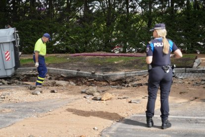 Reventón de una tubería en la calle Padre Llanos del barrio de Parquesol.