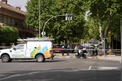 Reventón de una tubería en la calle Padre Llanos del barrio de Parquesol.