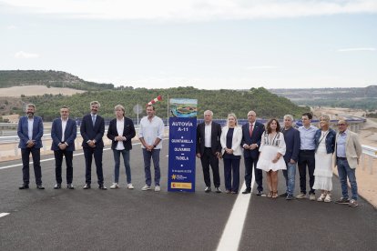 Distintos miembros del PSOE posan en la inauguración de dos nuevos tramos de la A-11
