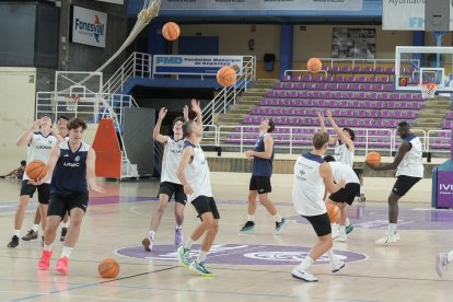 Presentación y primer entrenamiento del UEMC Baloncesto Valladolid.